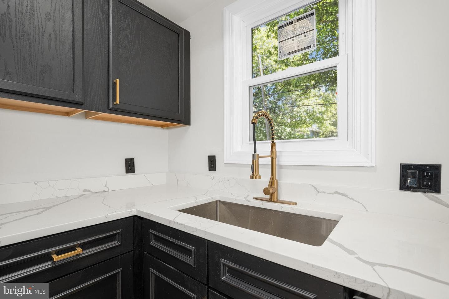 6402 Halleck Street photo 8