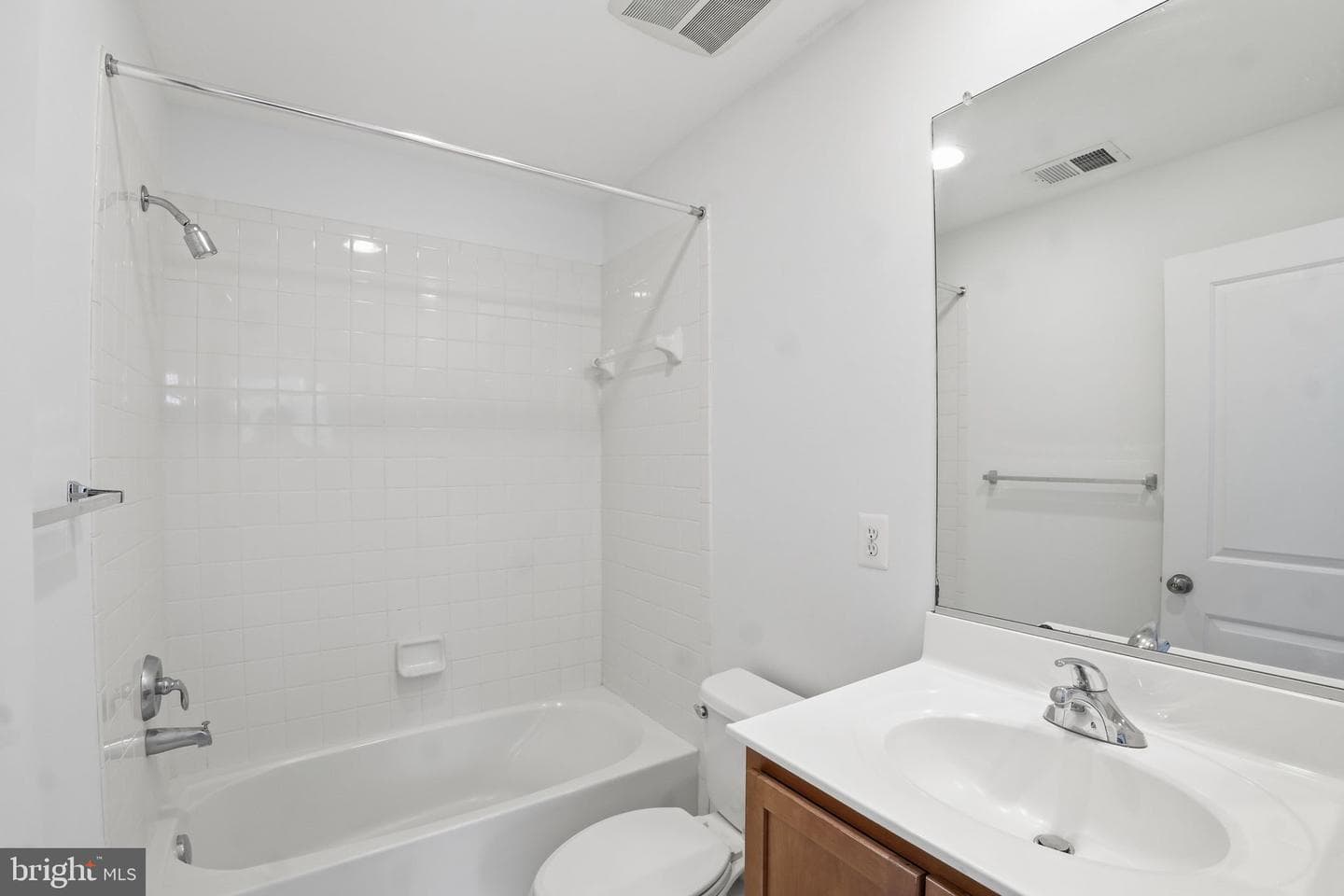 5610 Lustine photo 19