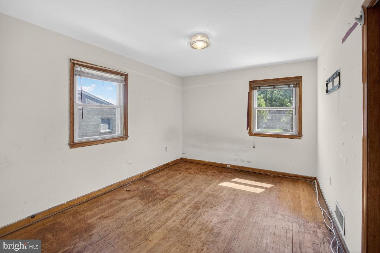 914 Linwood Street photo 9