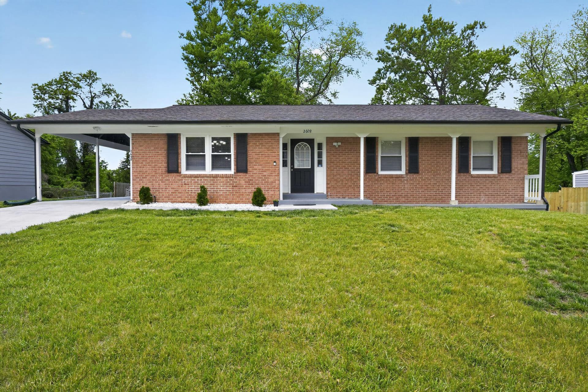 2608 Kingsway Road photo 2
