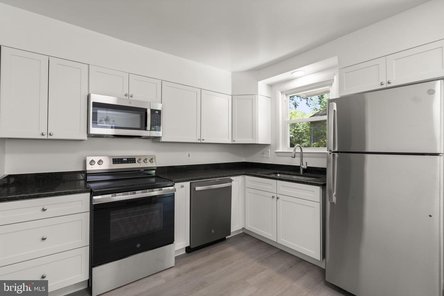 9109 Drake Place photo 11