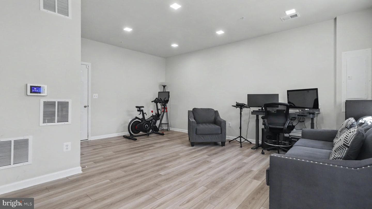7607 Presidential Parkway photo 6
