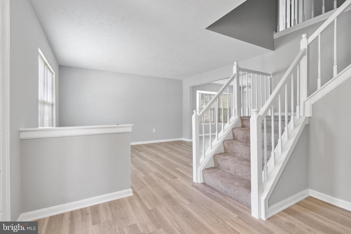 1203 Kingsbury Dr photo 3