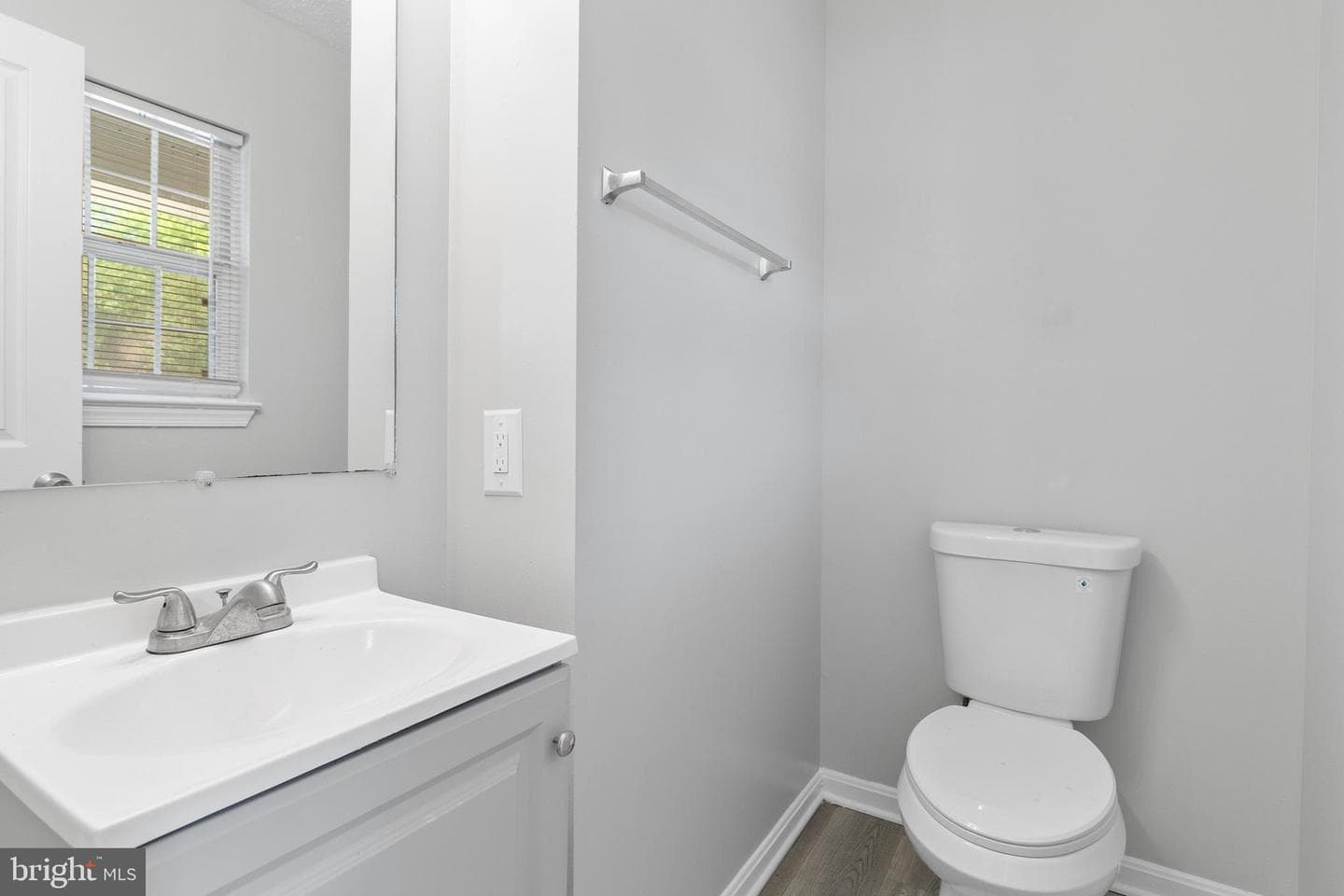 1203 Kingsbury Dr photo 4