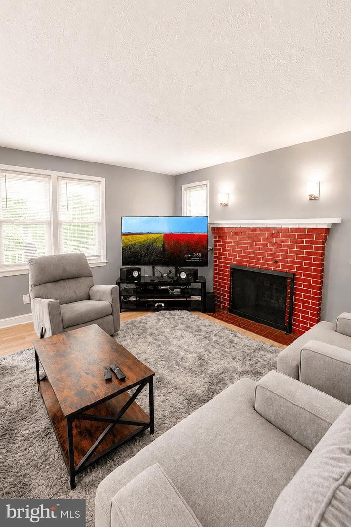918 Mentor Avenue photo 4
