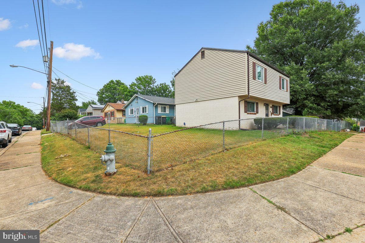 605 Hedgeleaf Avenue photo 2
