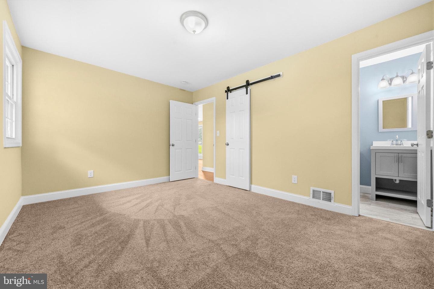 8300 Cathedral Avenue photo 19