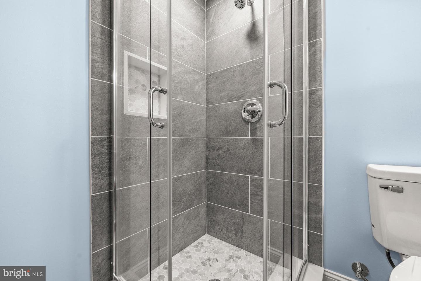 8300 Cathedral Avenue photo 32