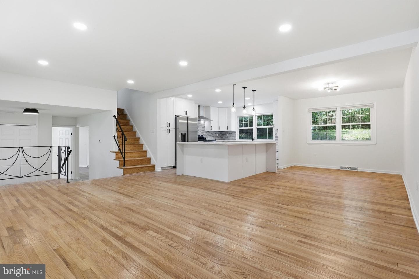 716 Calvert Lane photo 8