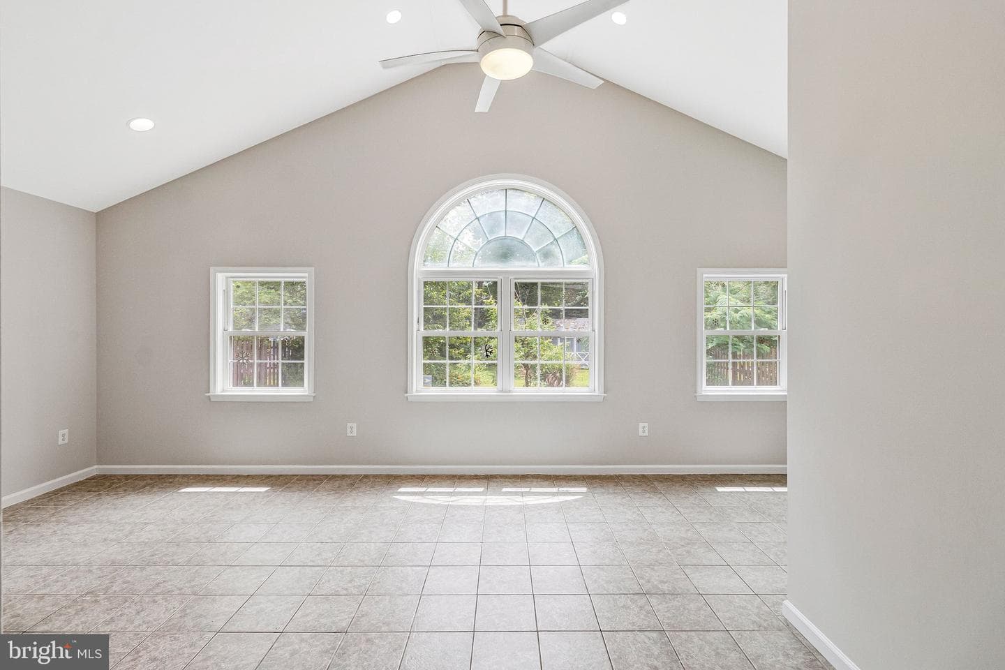 8401 Potomac Avenue photo 10