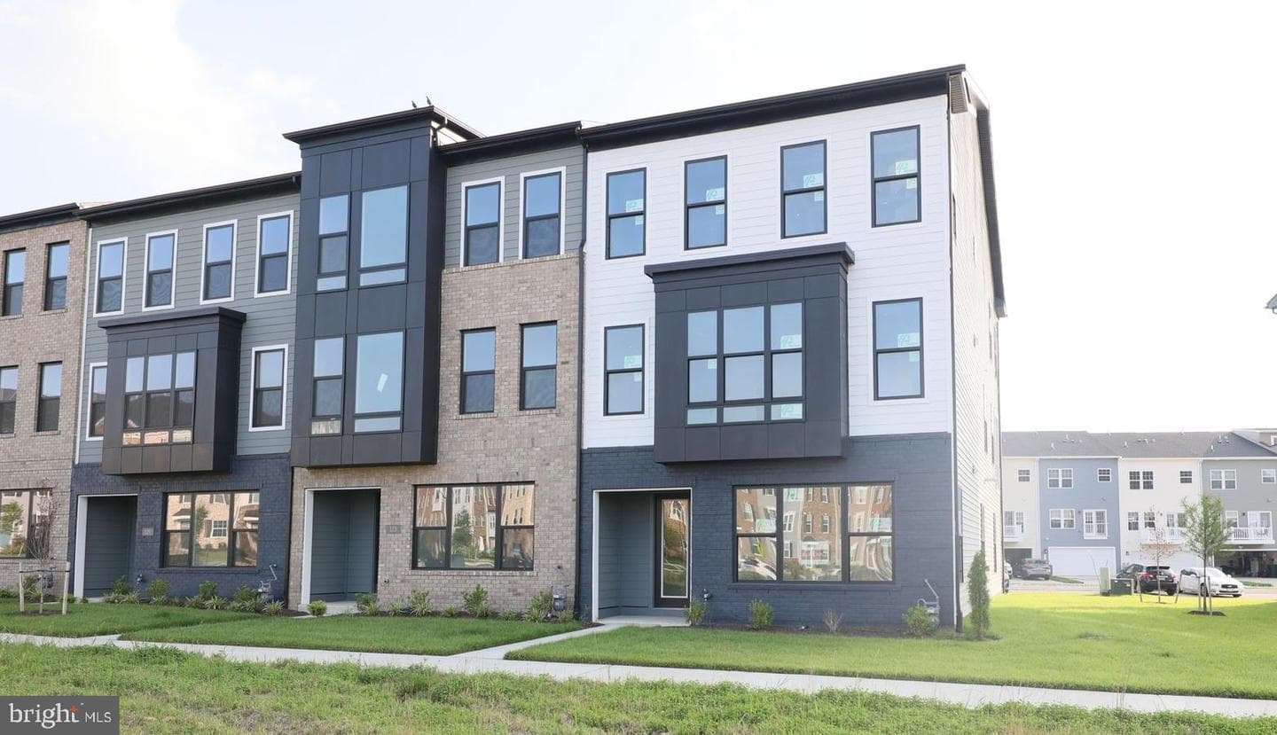121 Summit Point Boulevard #15-J, Bowie