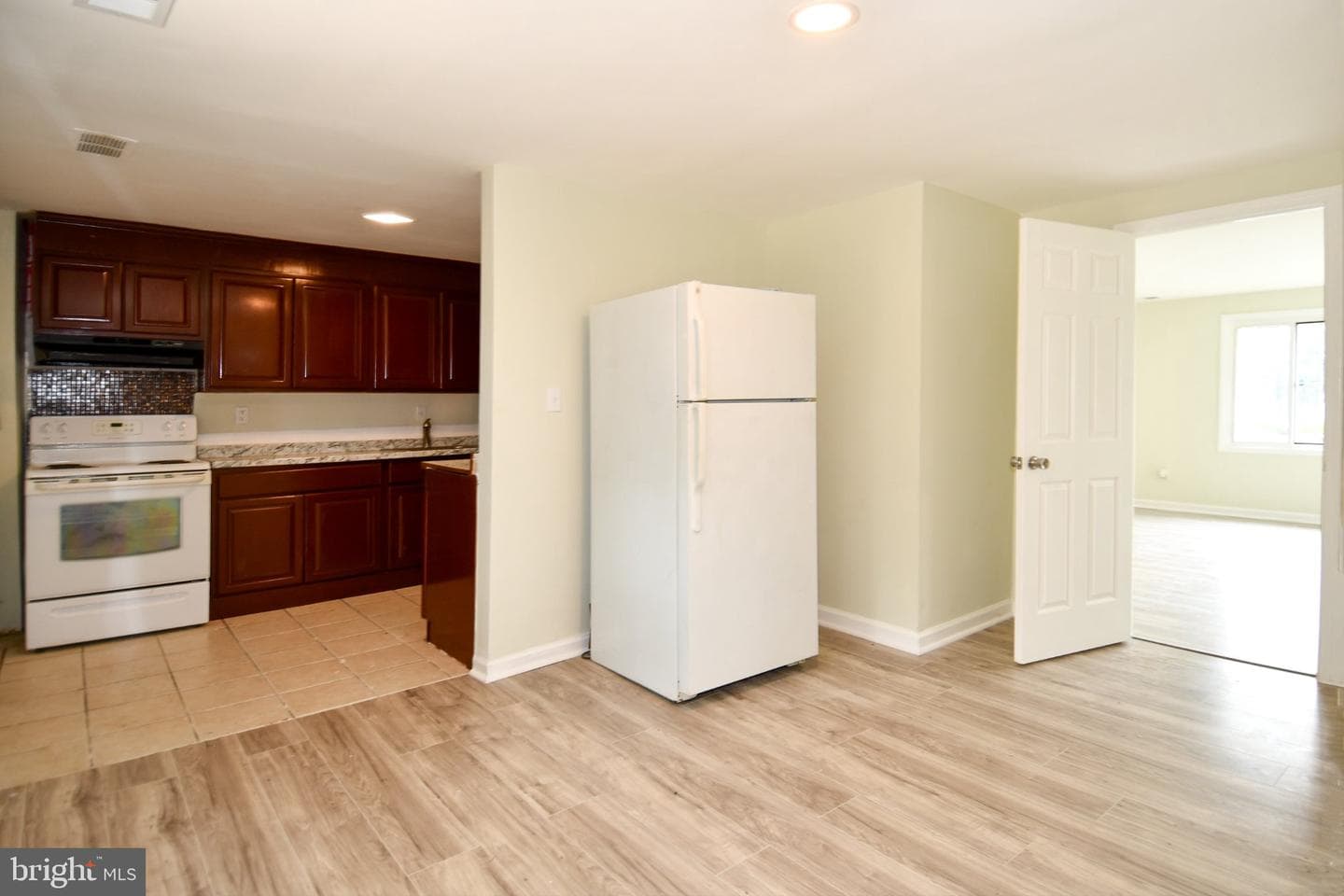 7768 Burnside Road photo 12