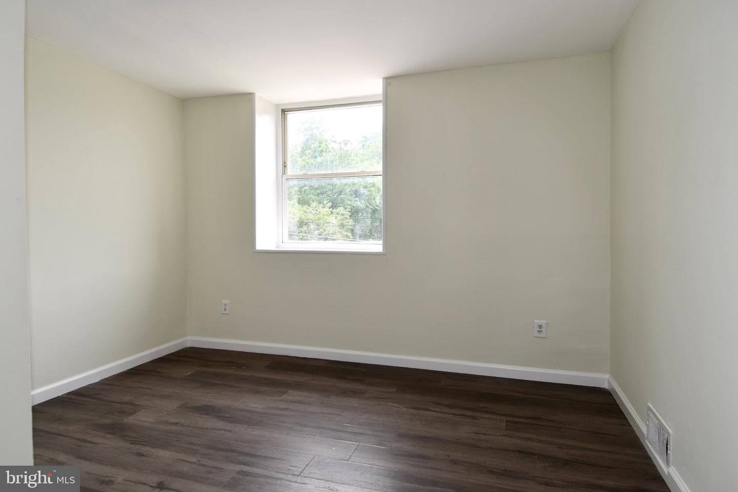7768 Burnside Road photo 16