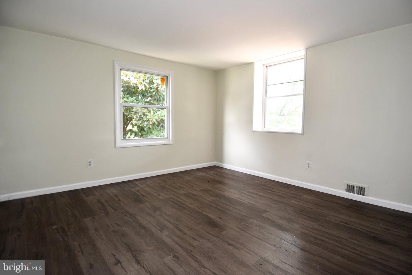 7768 Burnside Road photo 18