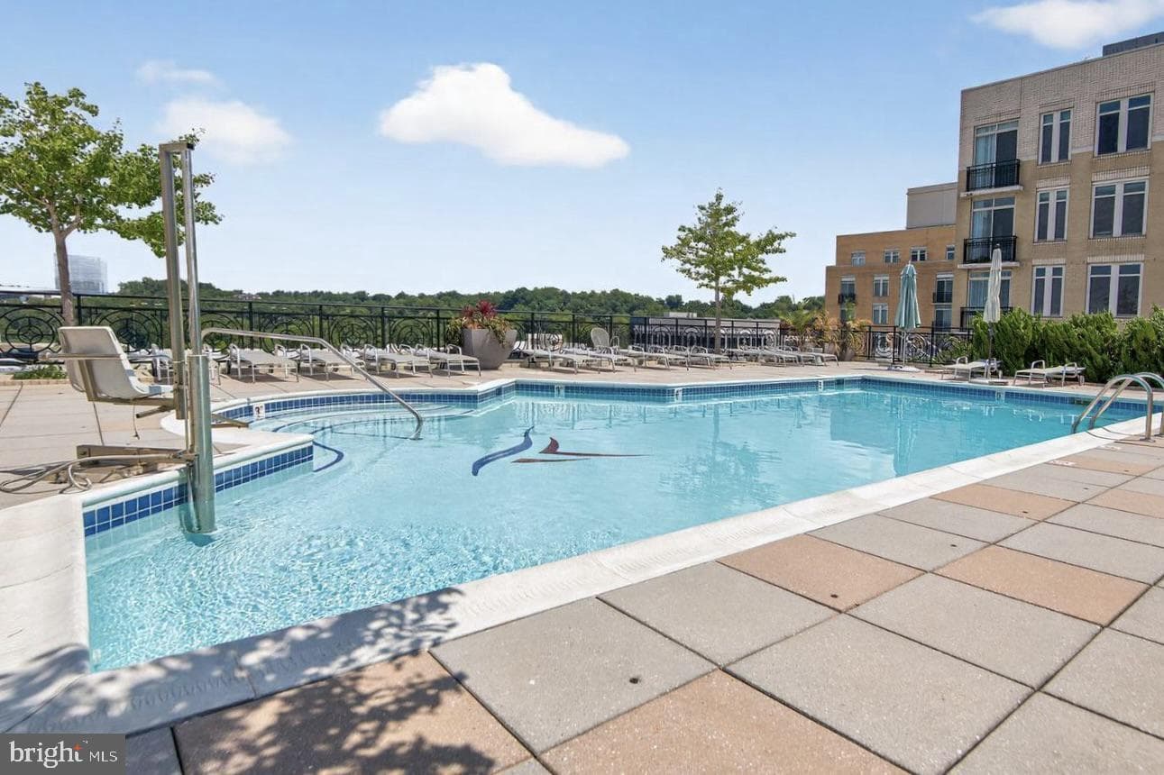 155 Potomac Passage #909 photo 1