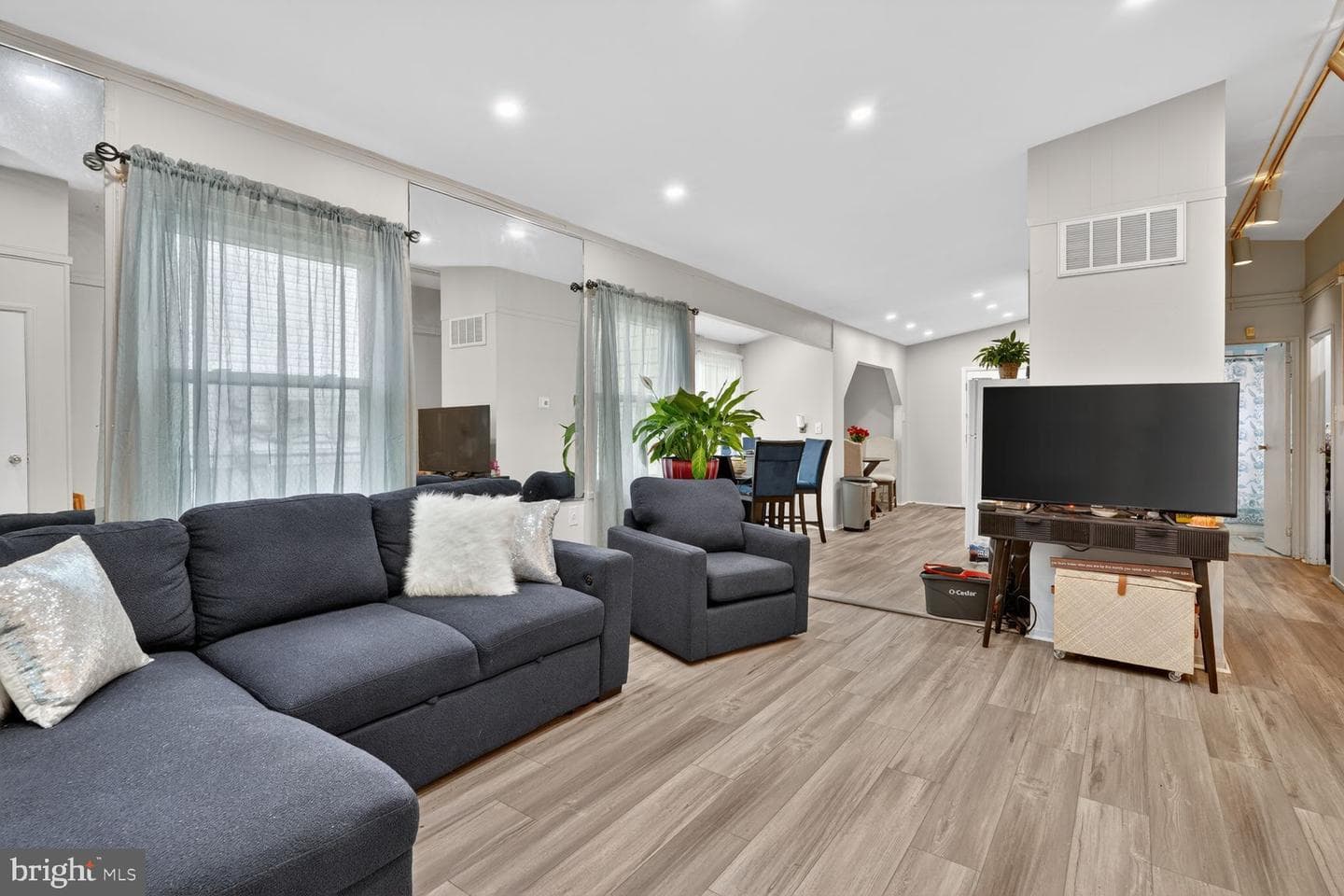 221 Seneca Drive photo 3