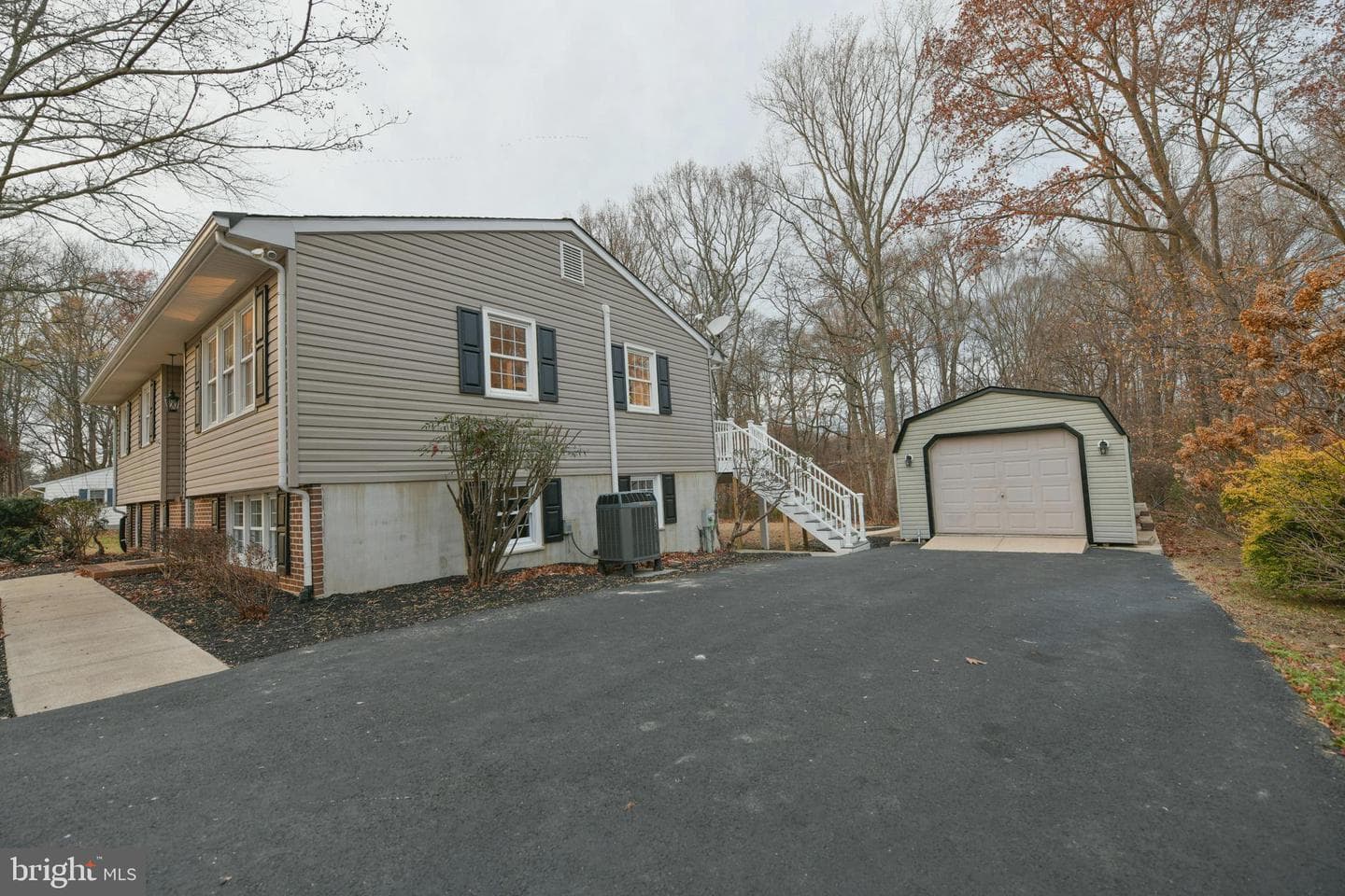 121 Stanford Road photo 32