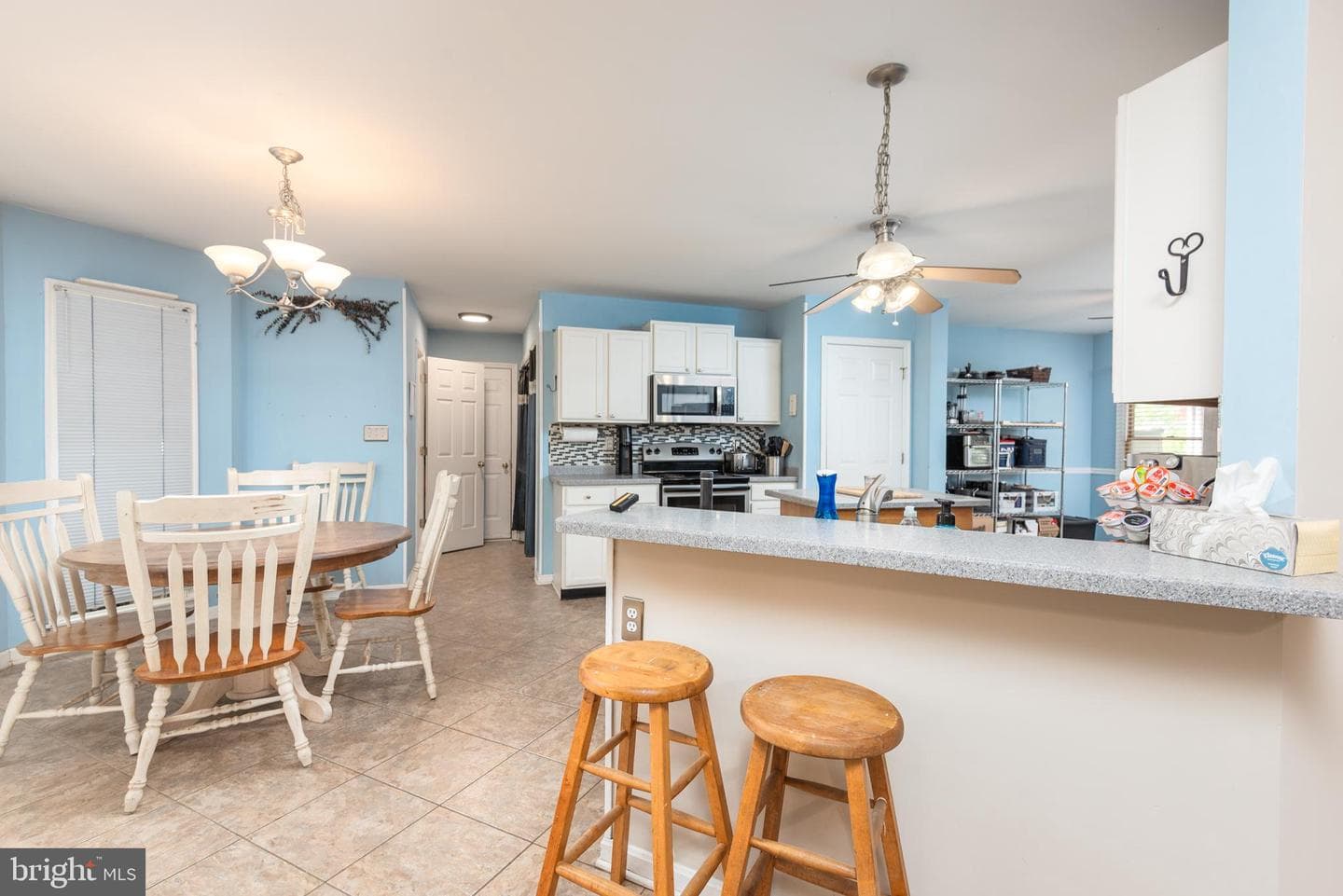 335 Larch Place photo 10