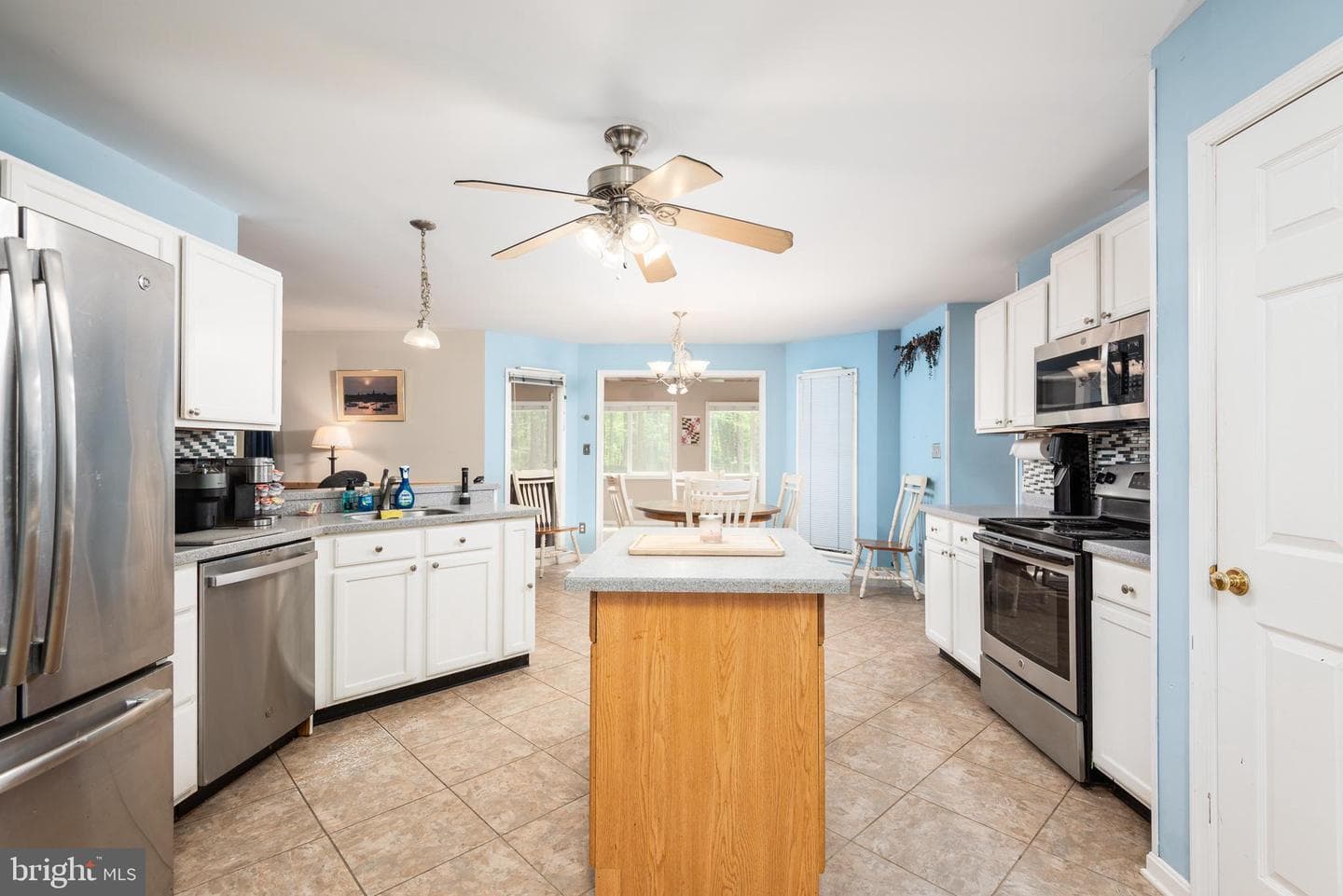 335 Larch Place photo 12