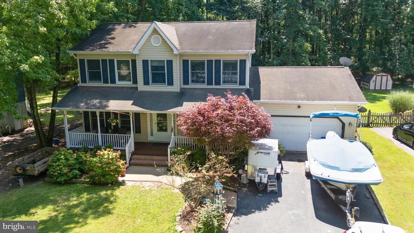 335 Larch Place photo 2
