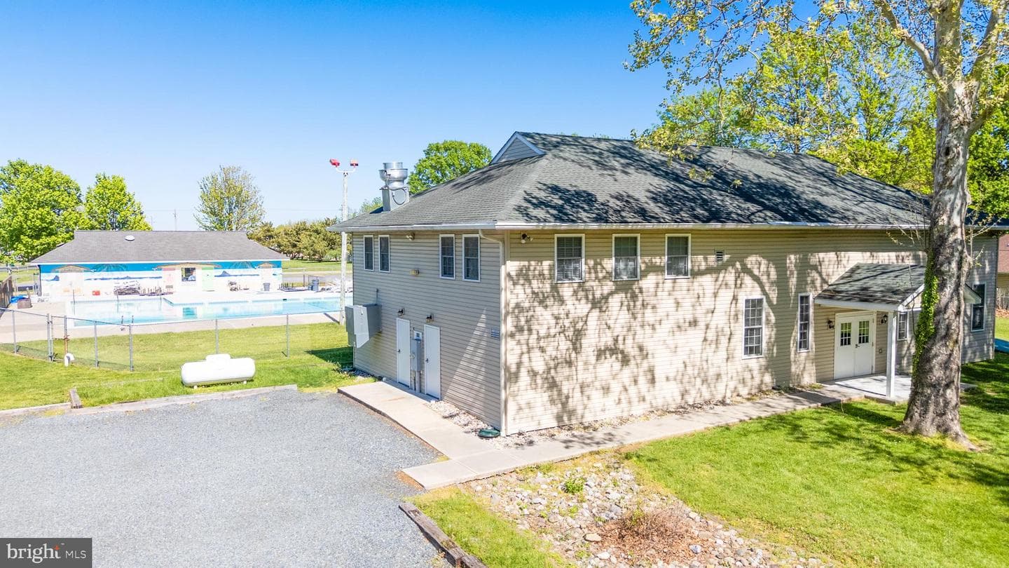 335 Larch Place photo 33