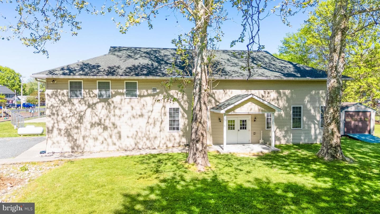 335 Larch Place photo 34