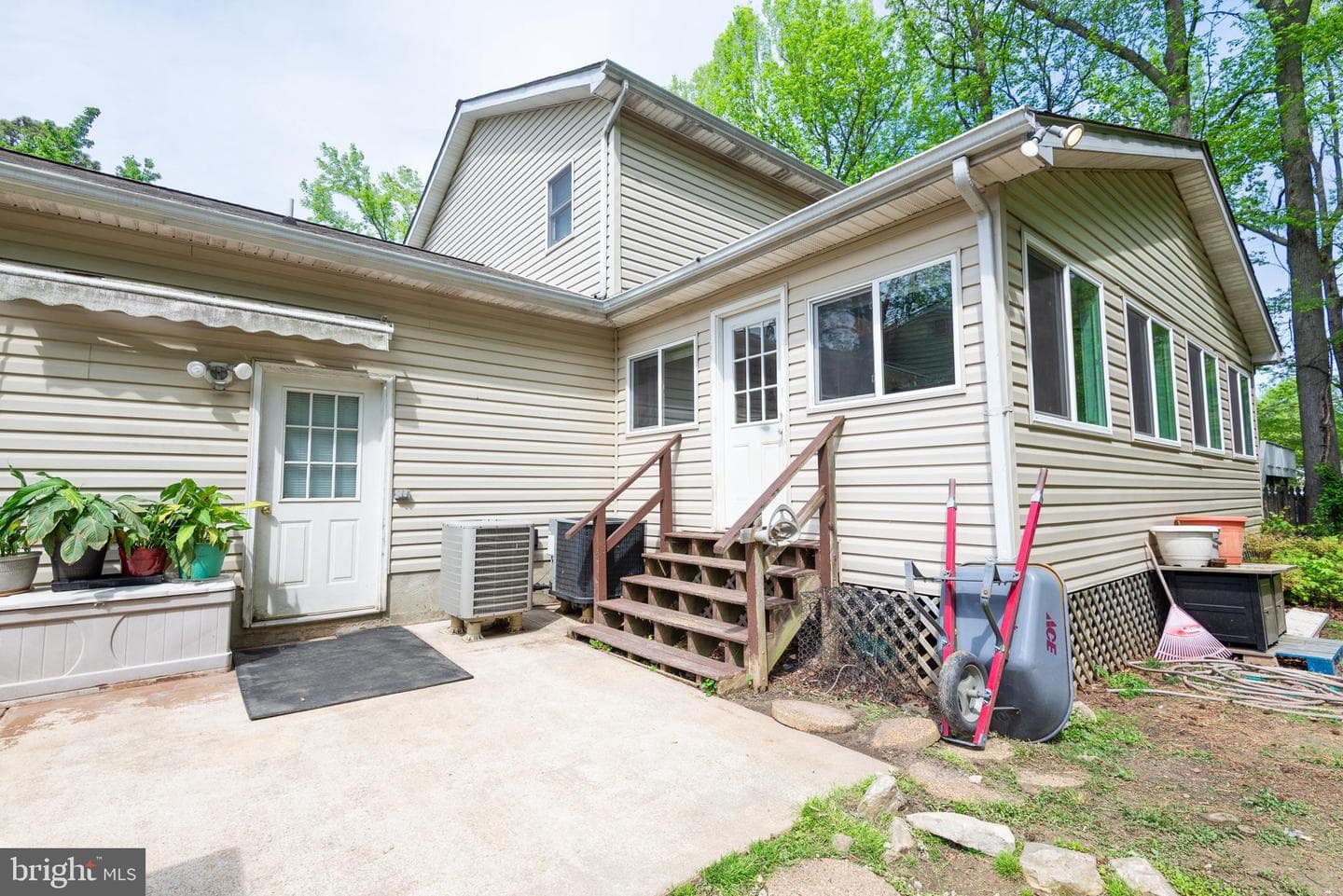 335 Larch Place photo 5