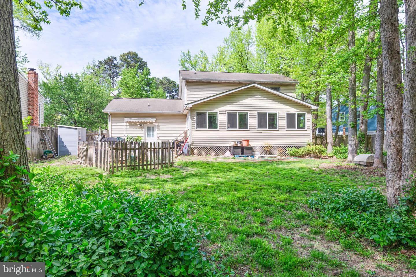 335 Larch Place photo 6