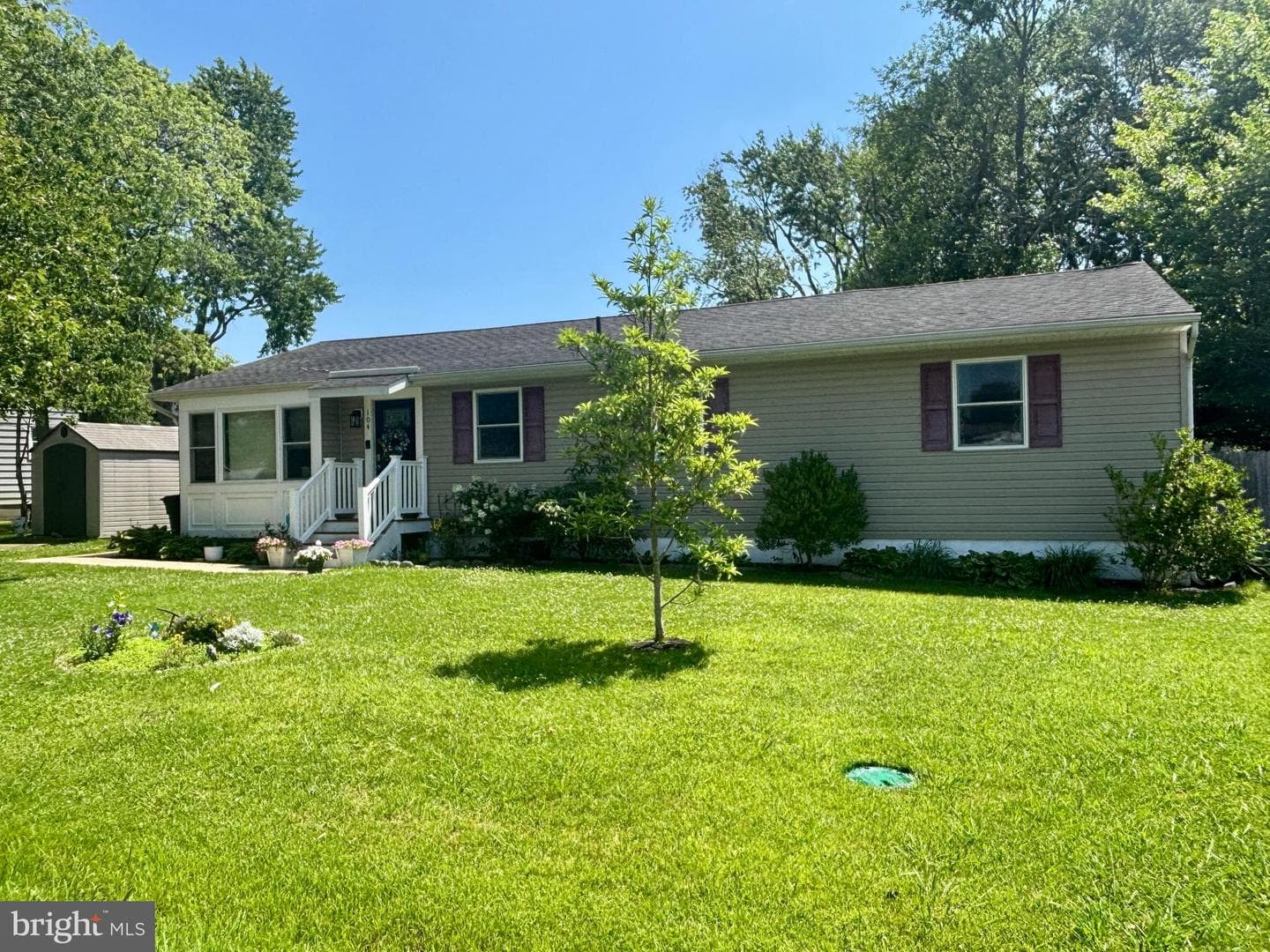 104 Thompson Avenue photo 2