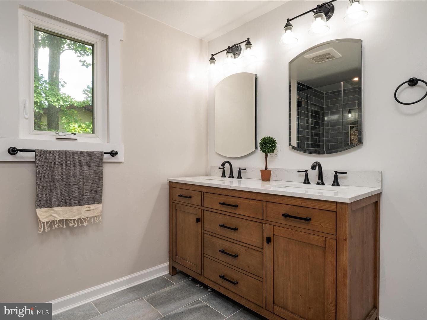 312 William Way photo 8