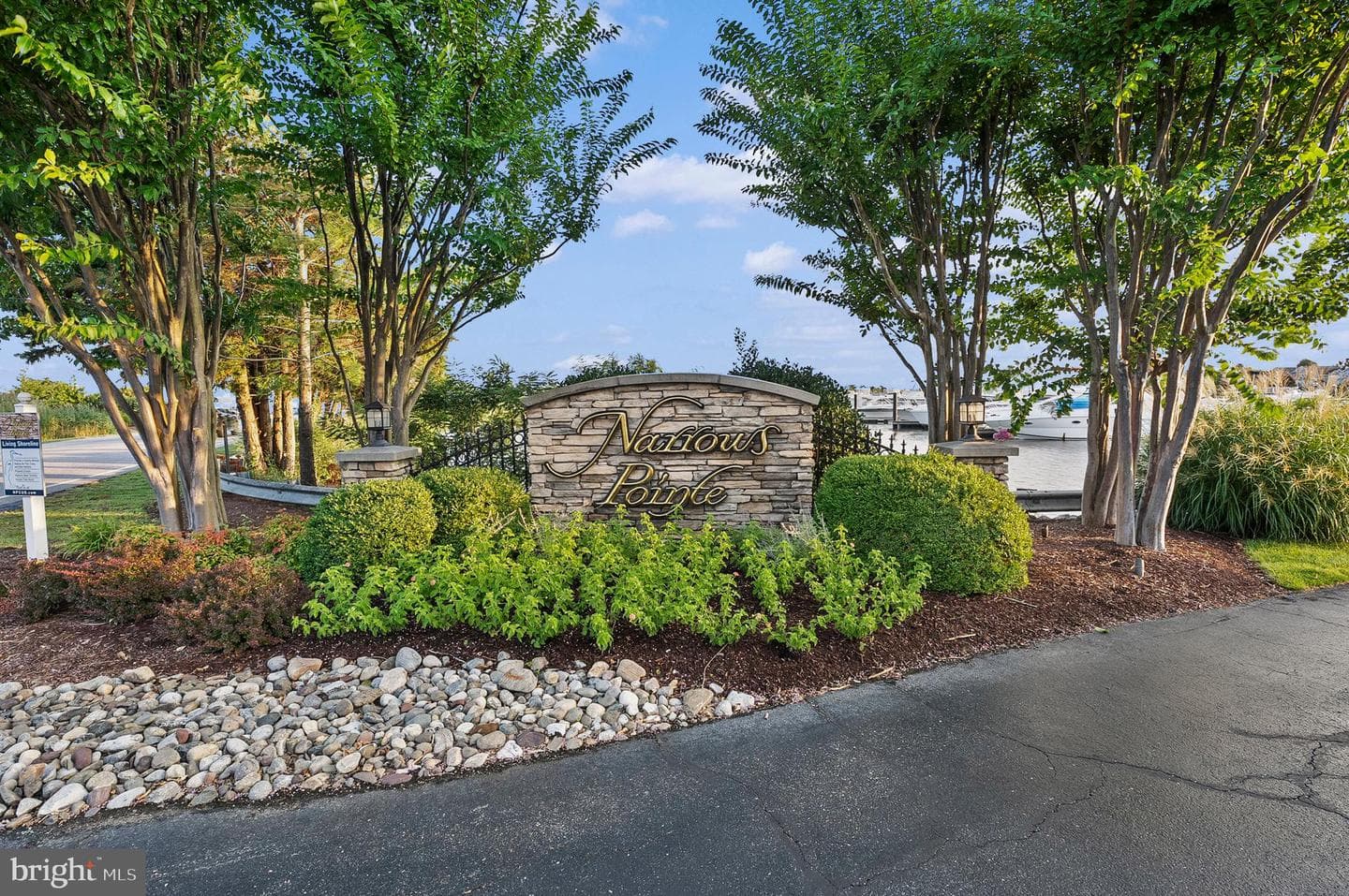 426 Narrows Pointe Drive photo 3