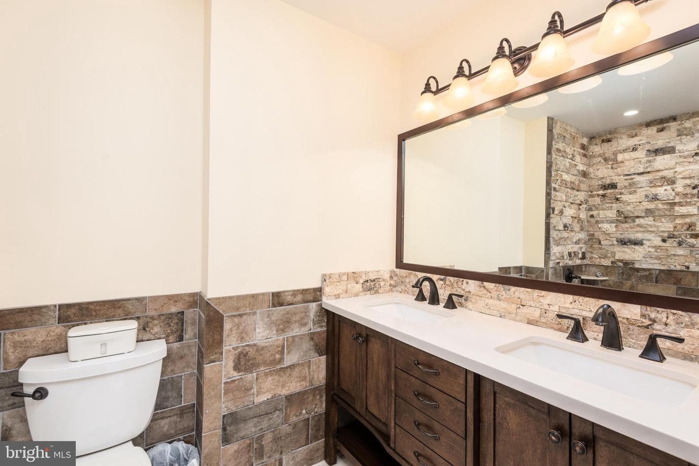 47 Queen Anne Way photo 20