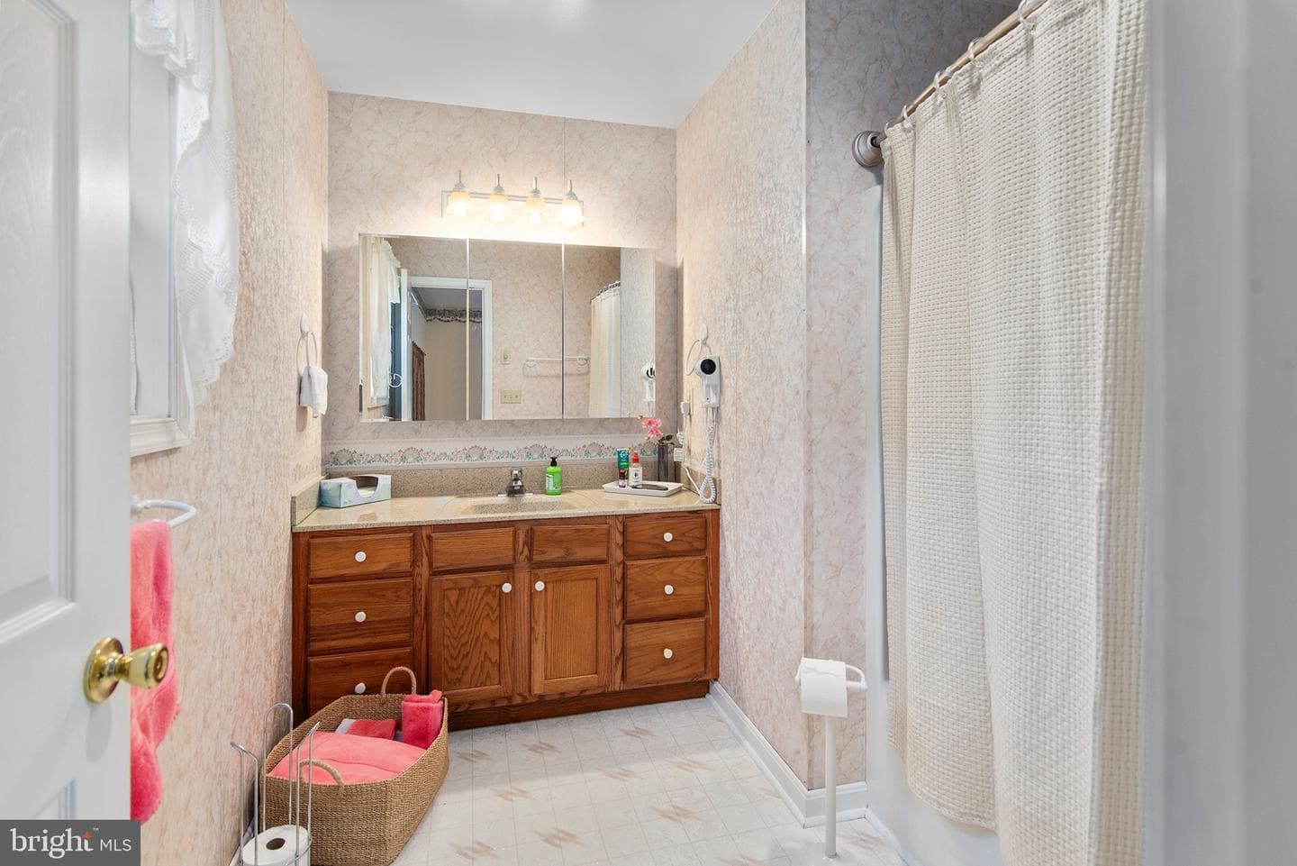 225 Duke Of Kent Street photo 26