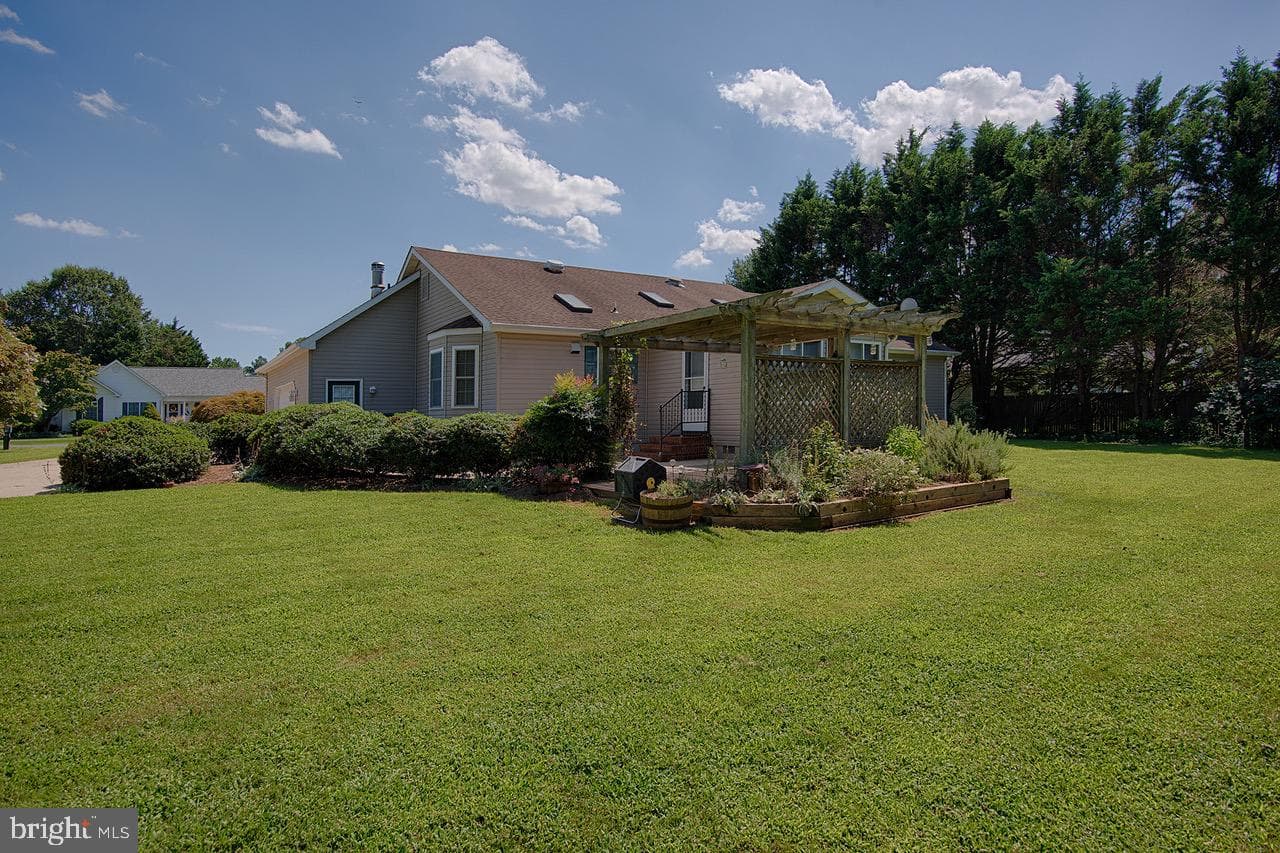 225 Duke Of Kent Street photo 32