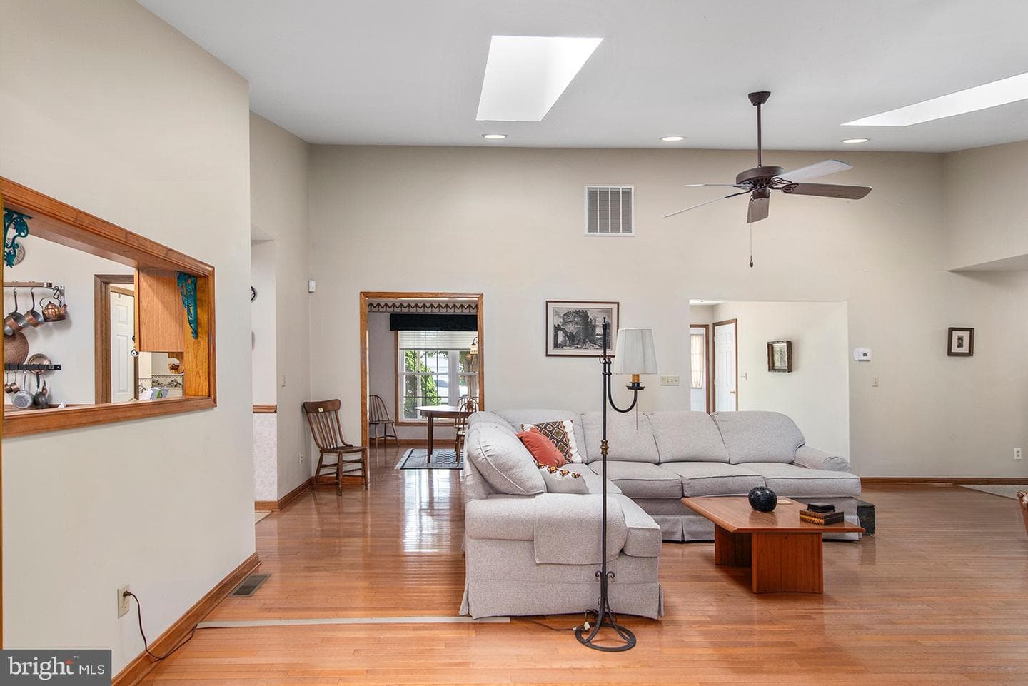 225 Duke Of Kent Street photo 7