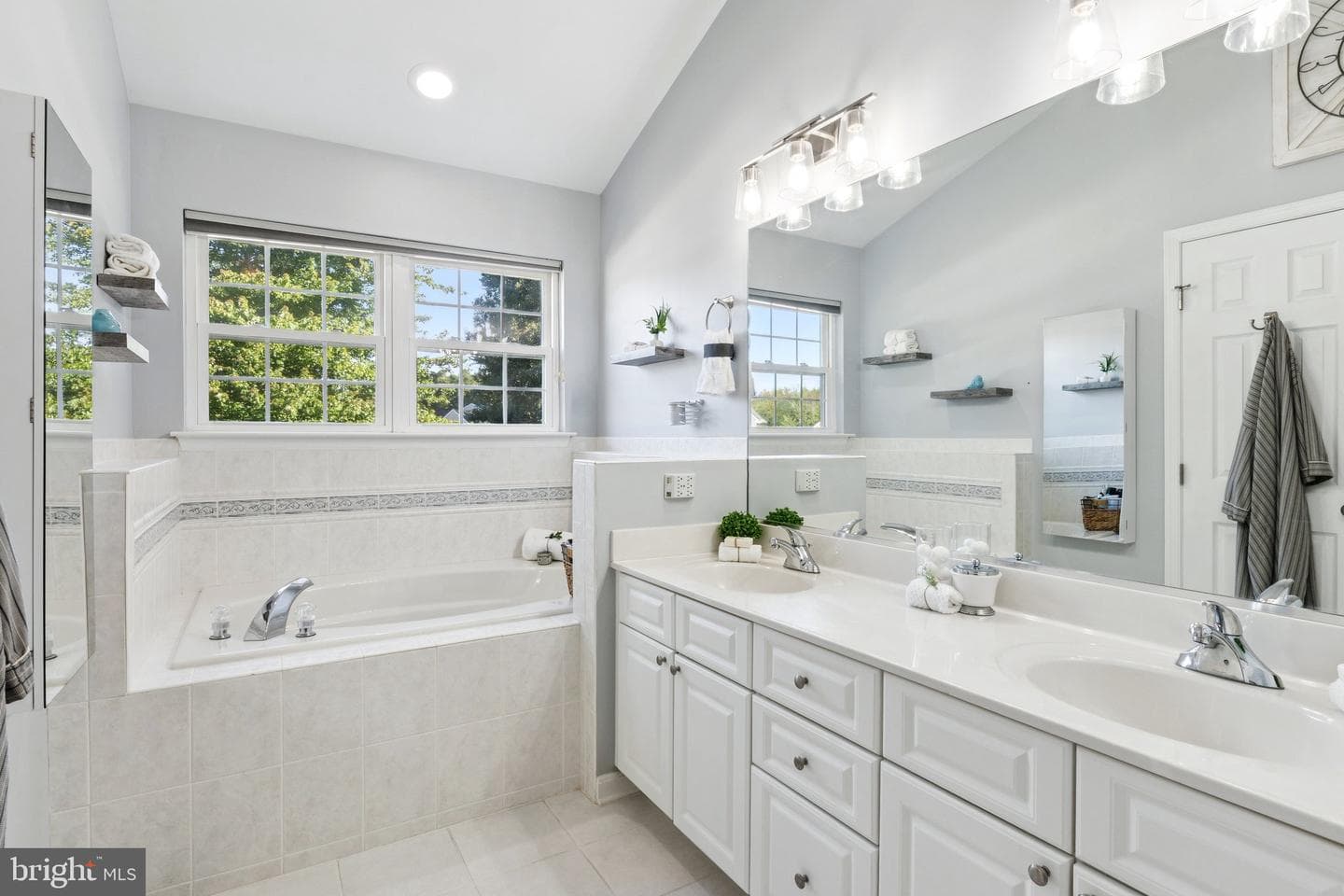 480 Web Foot Lane photo 26