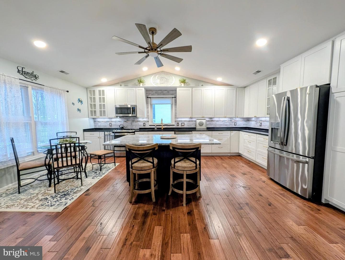 704 Cloverfields Drive photo 2