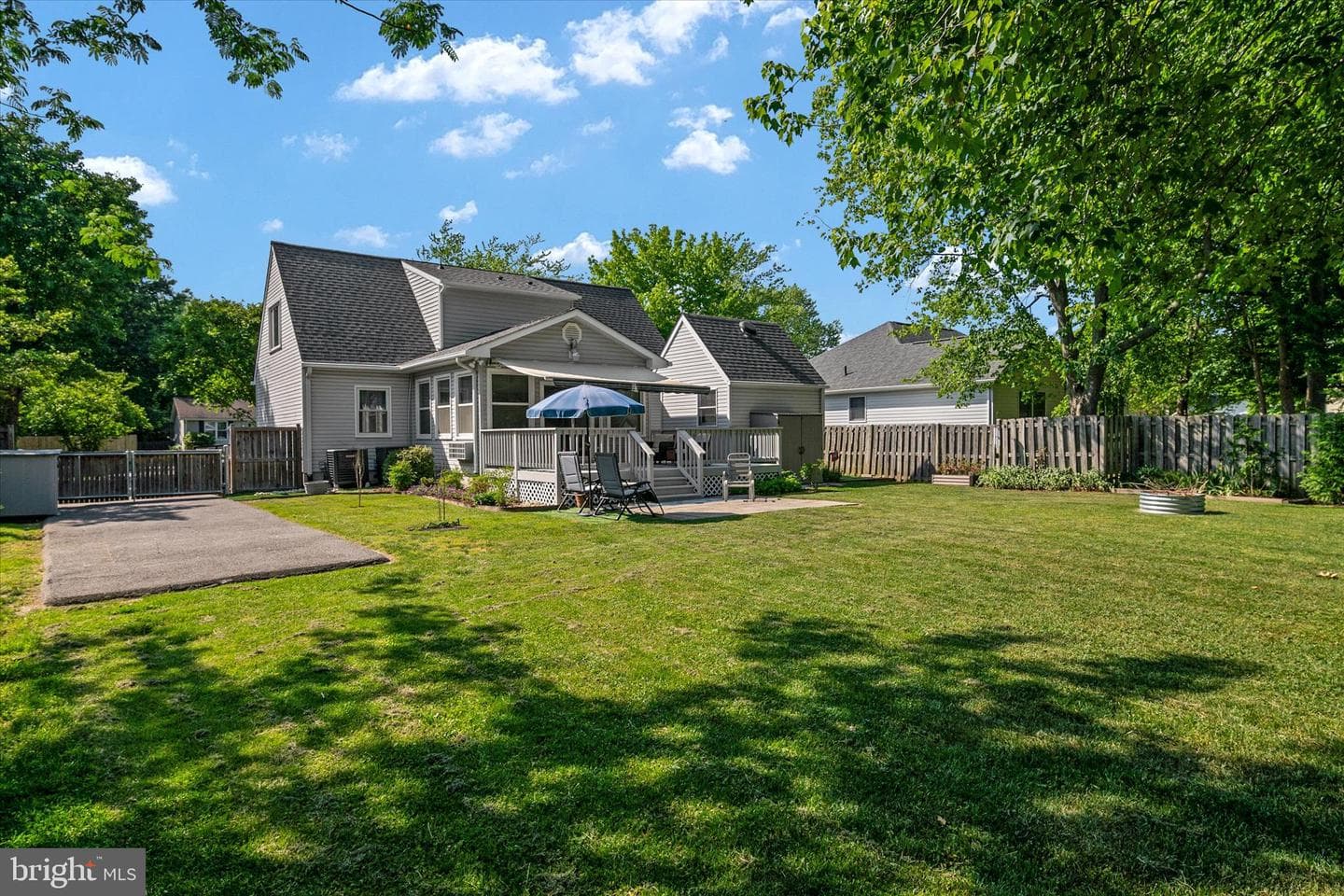 702 Dixon Dr photo 1