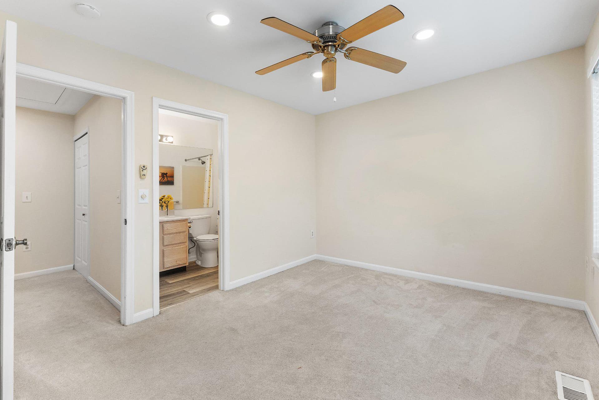 45 Queen Neva Court photo 17