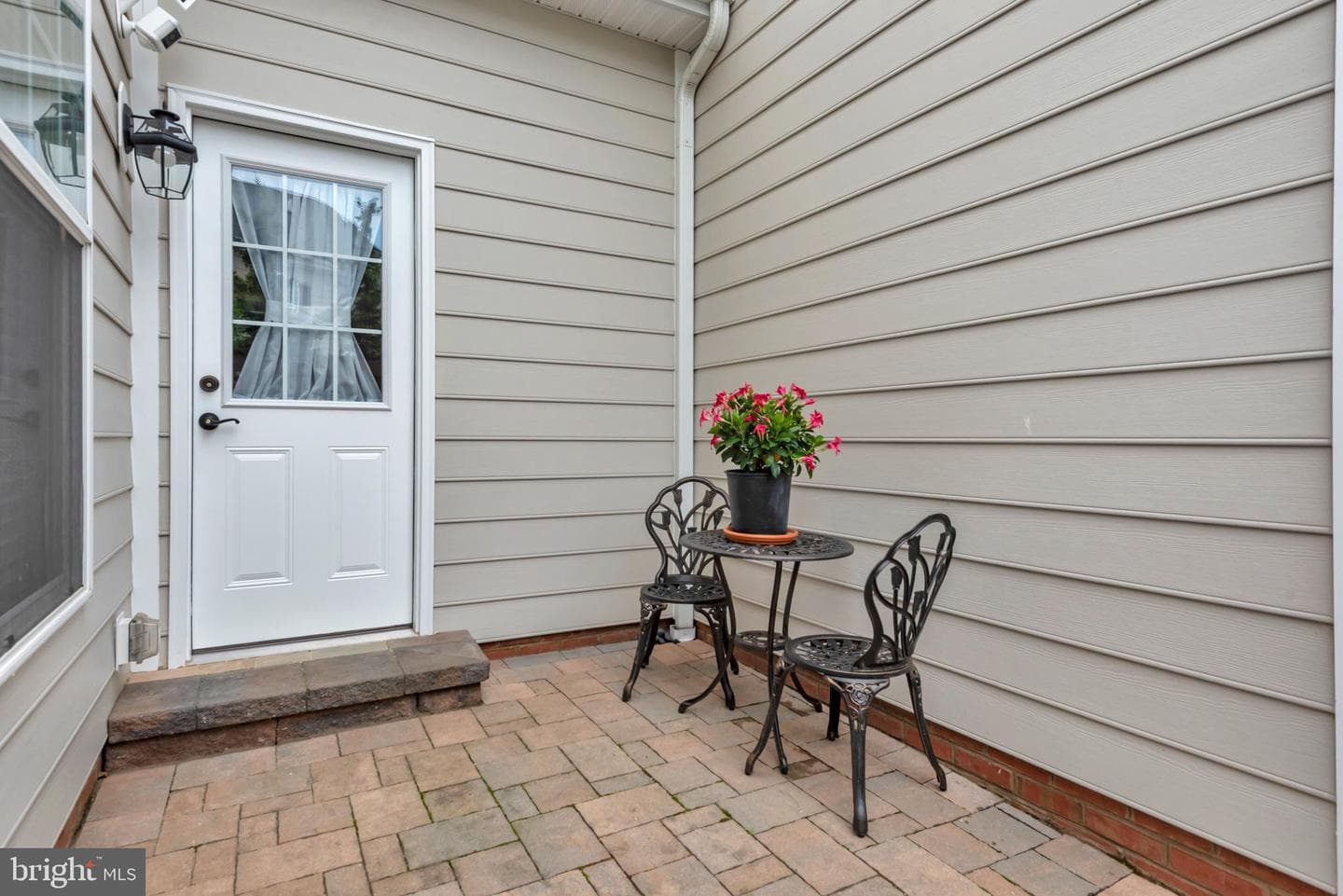 265 Evelyne Street photo 32