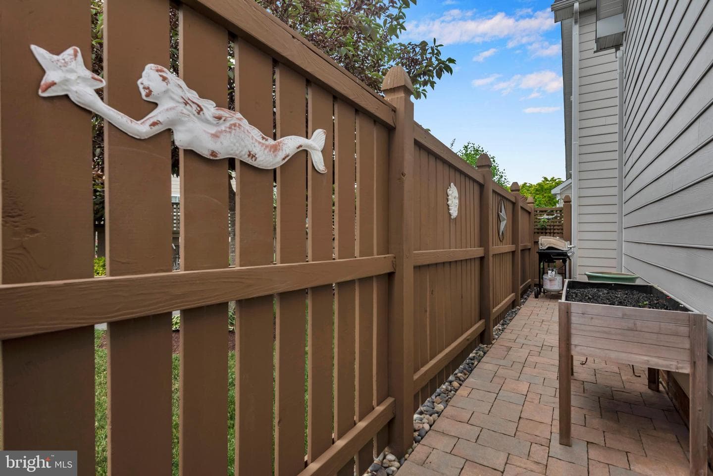 265 Evelyne Street photo 34