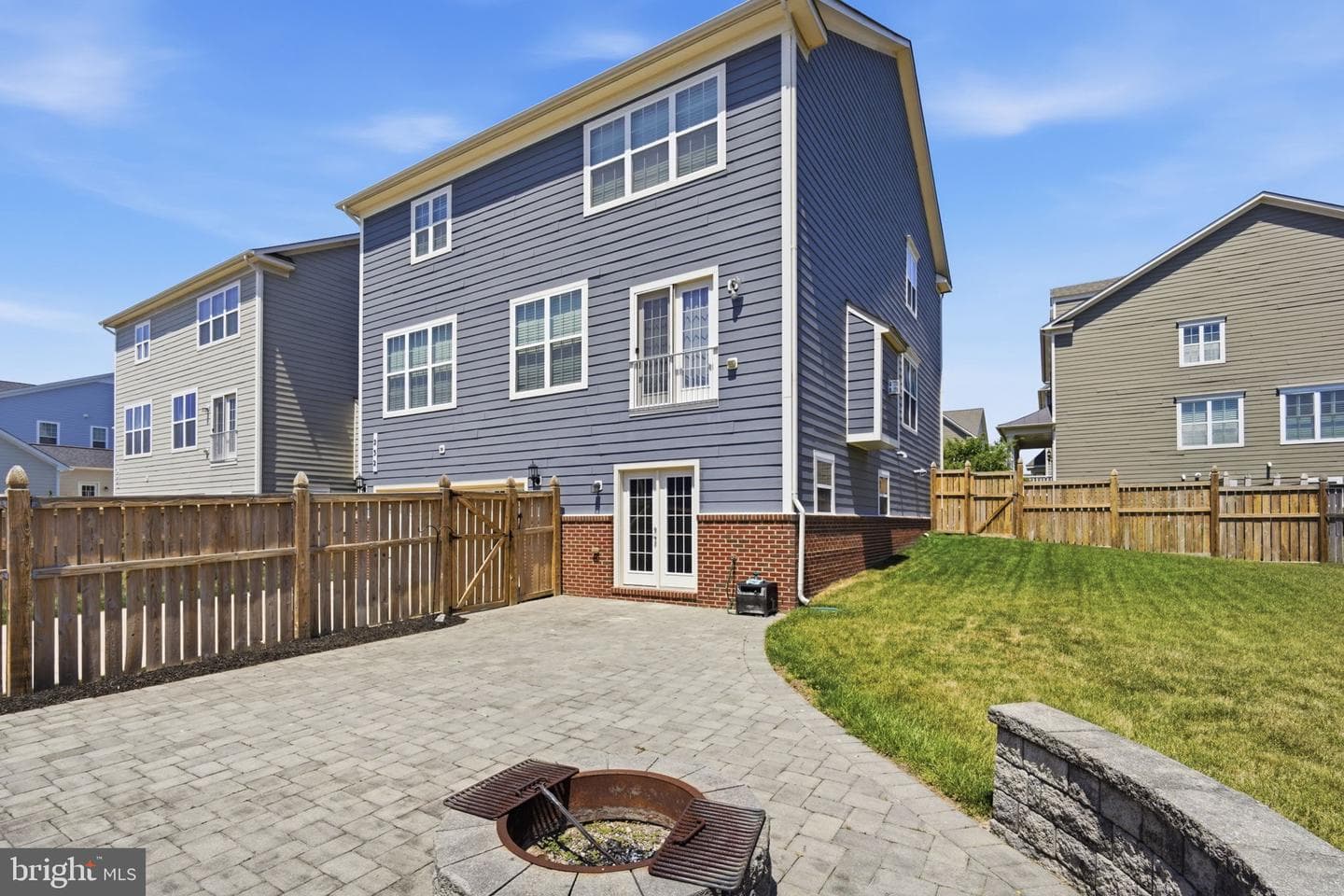 232 Evelyne Street photo 23