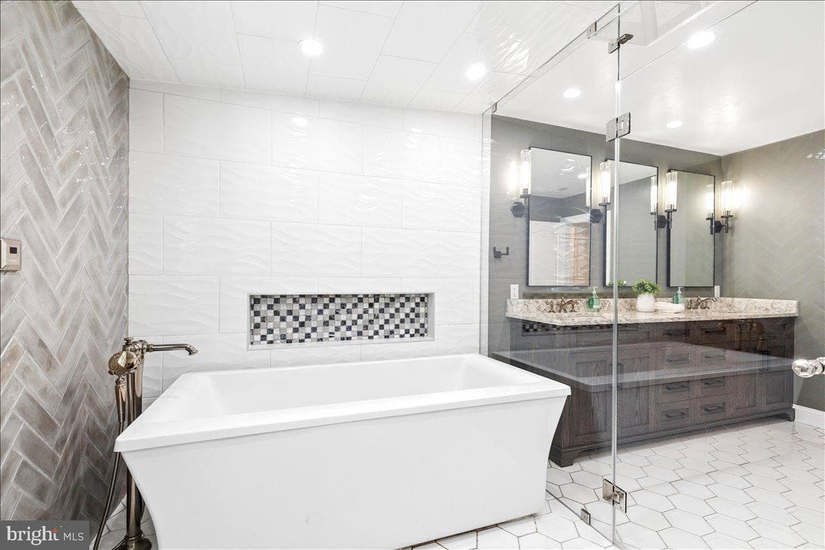 102 Little Neck Road photo 32