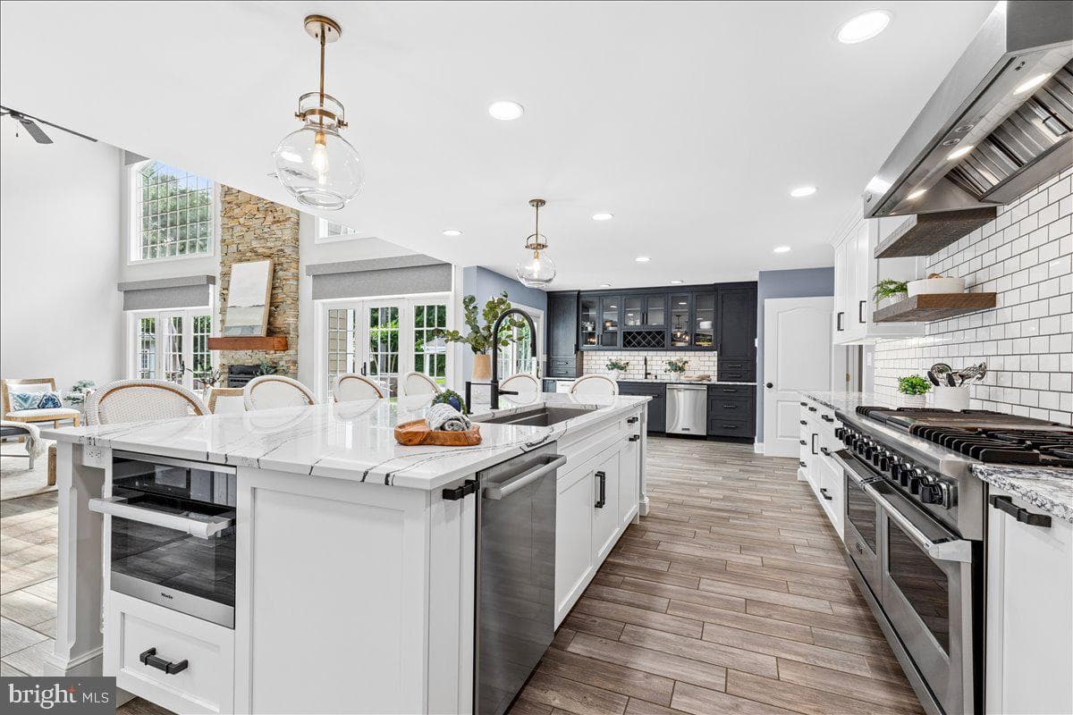 102 Little Neck Road photo 6