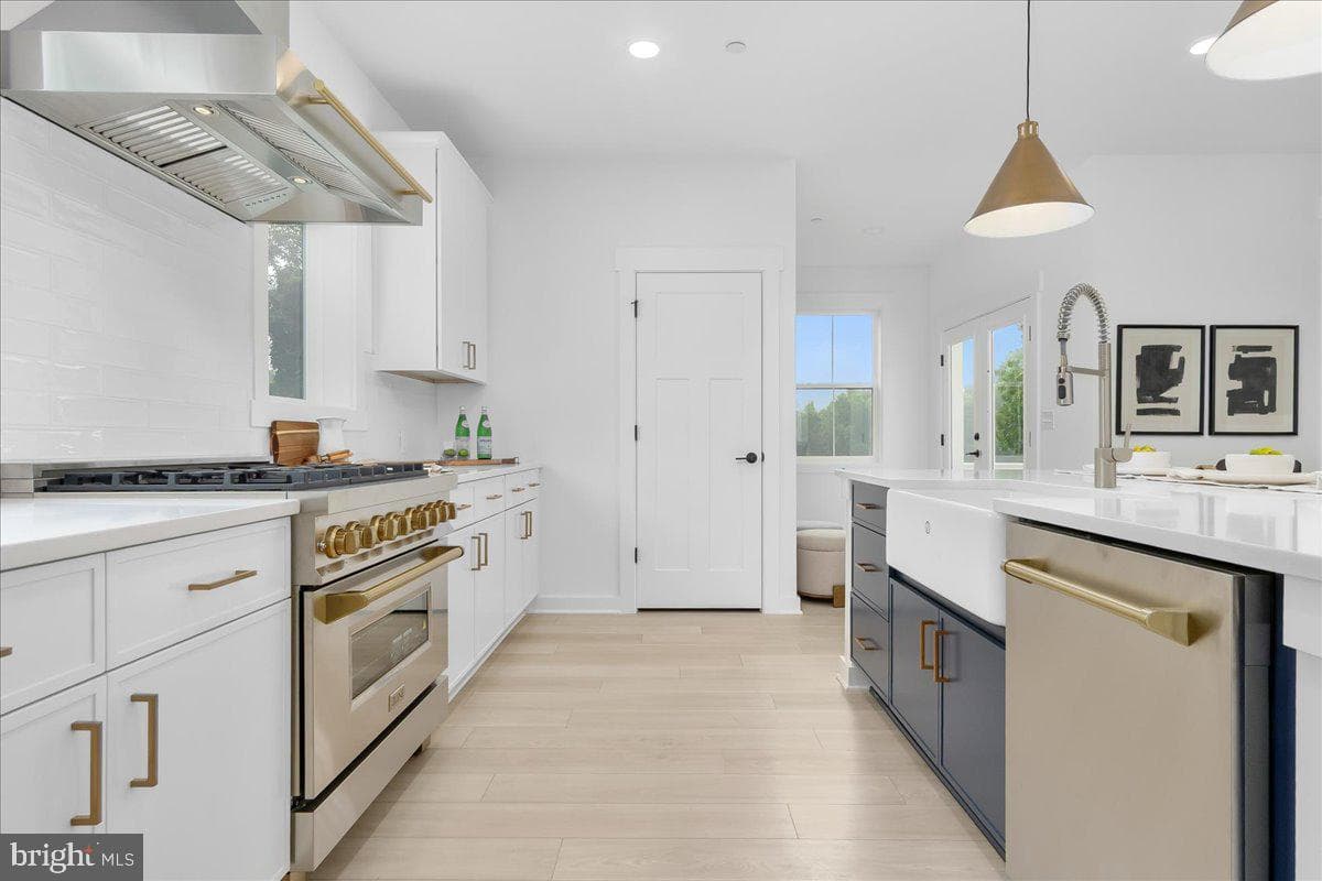 203 Riverside Drive photo 4