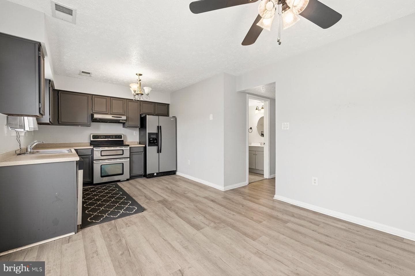 21421 Manon Way photo 4