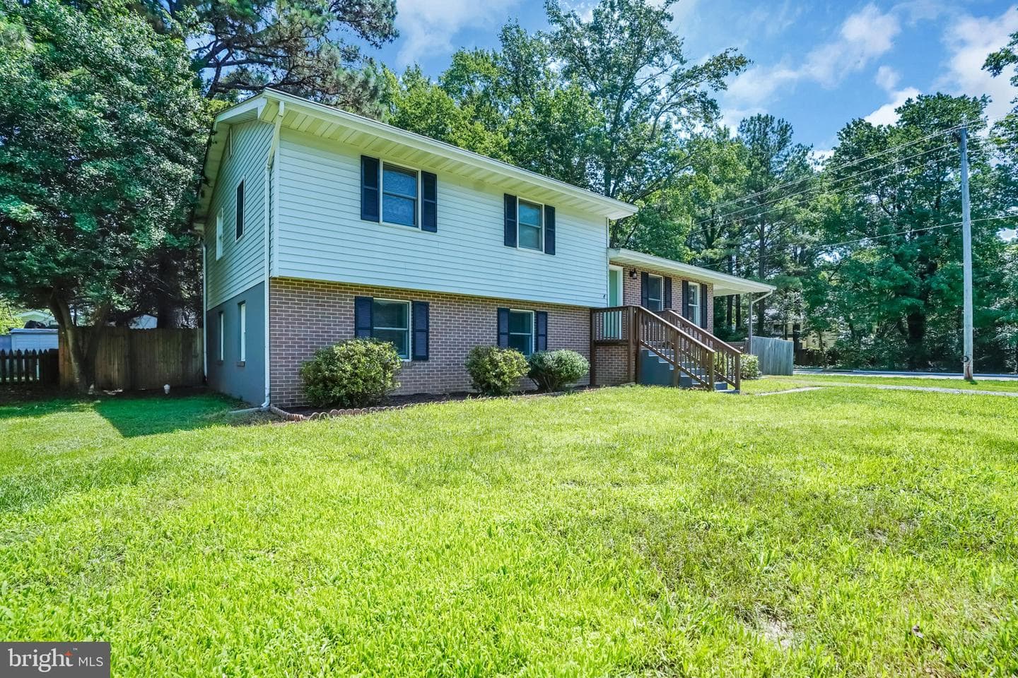 22206 Lilac Way photo 3