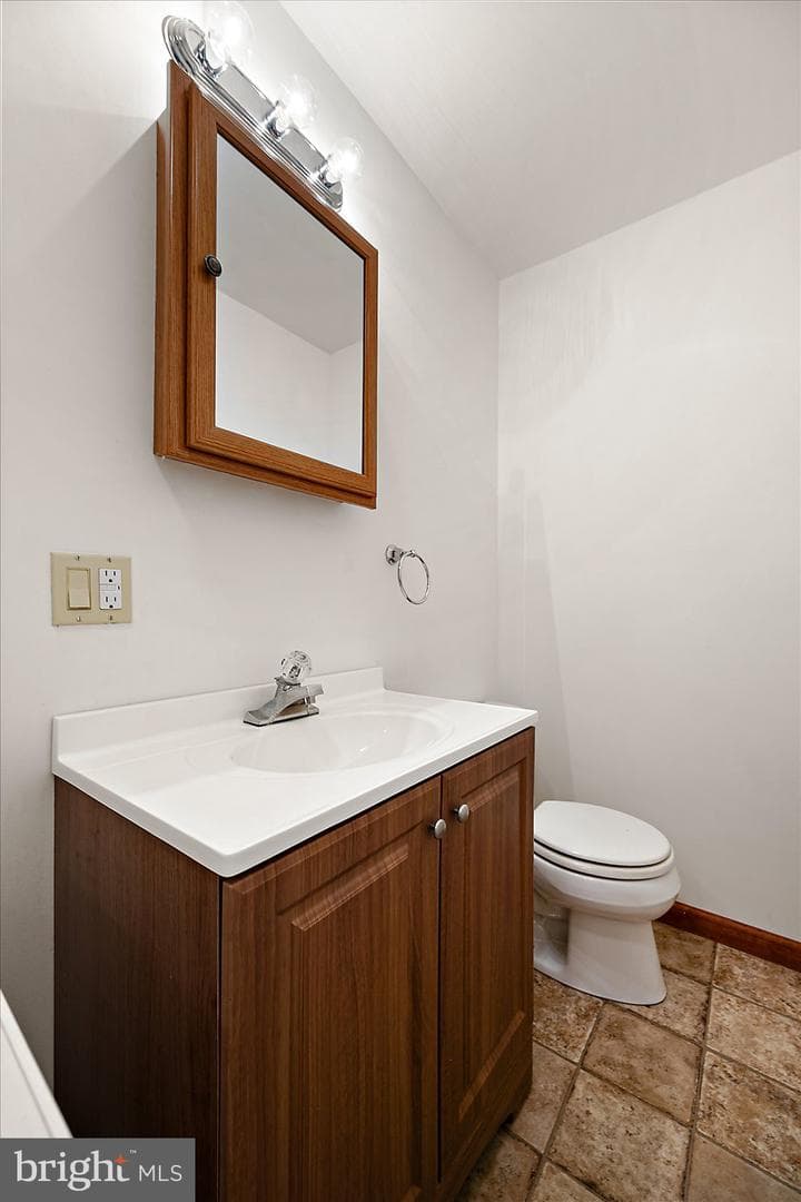 560 Wellington Road photo 20