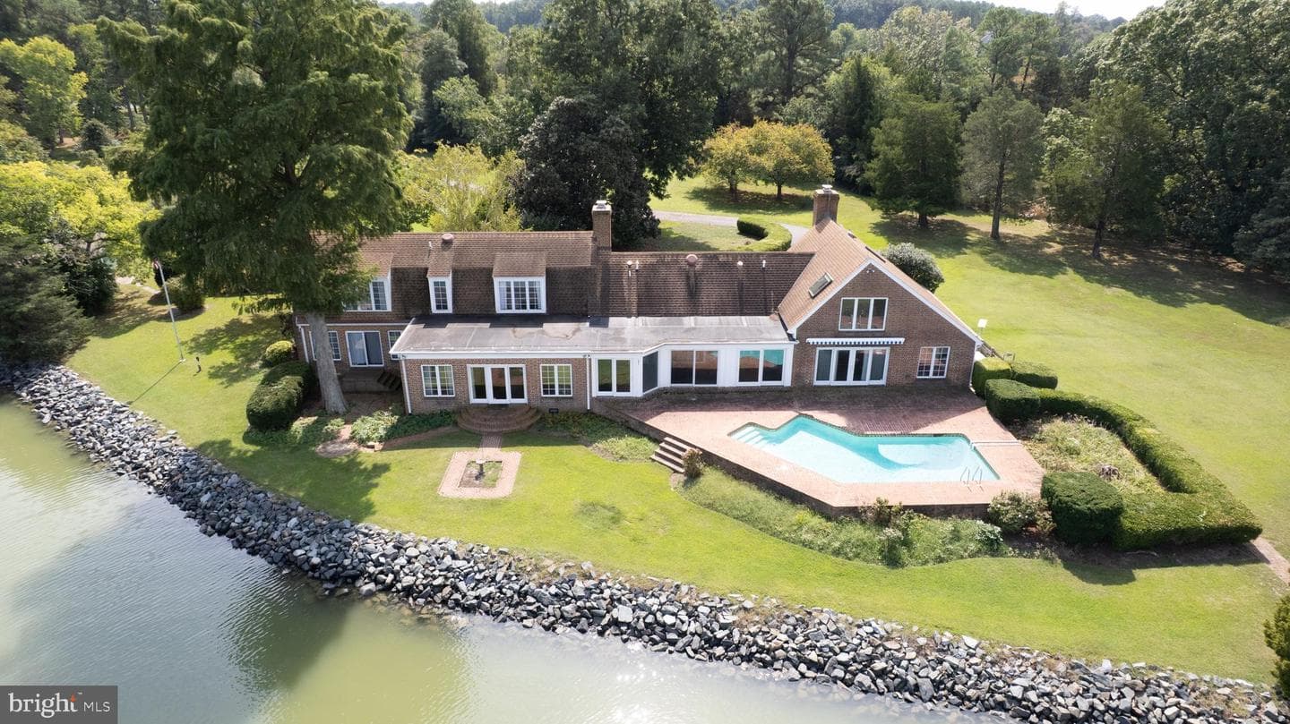 5499 Anderby Hall Road, Royal Oak
