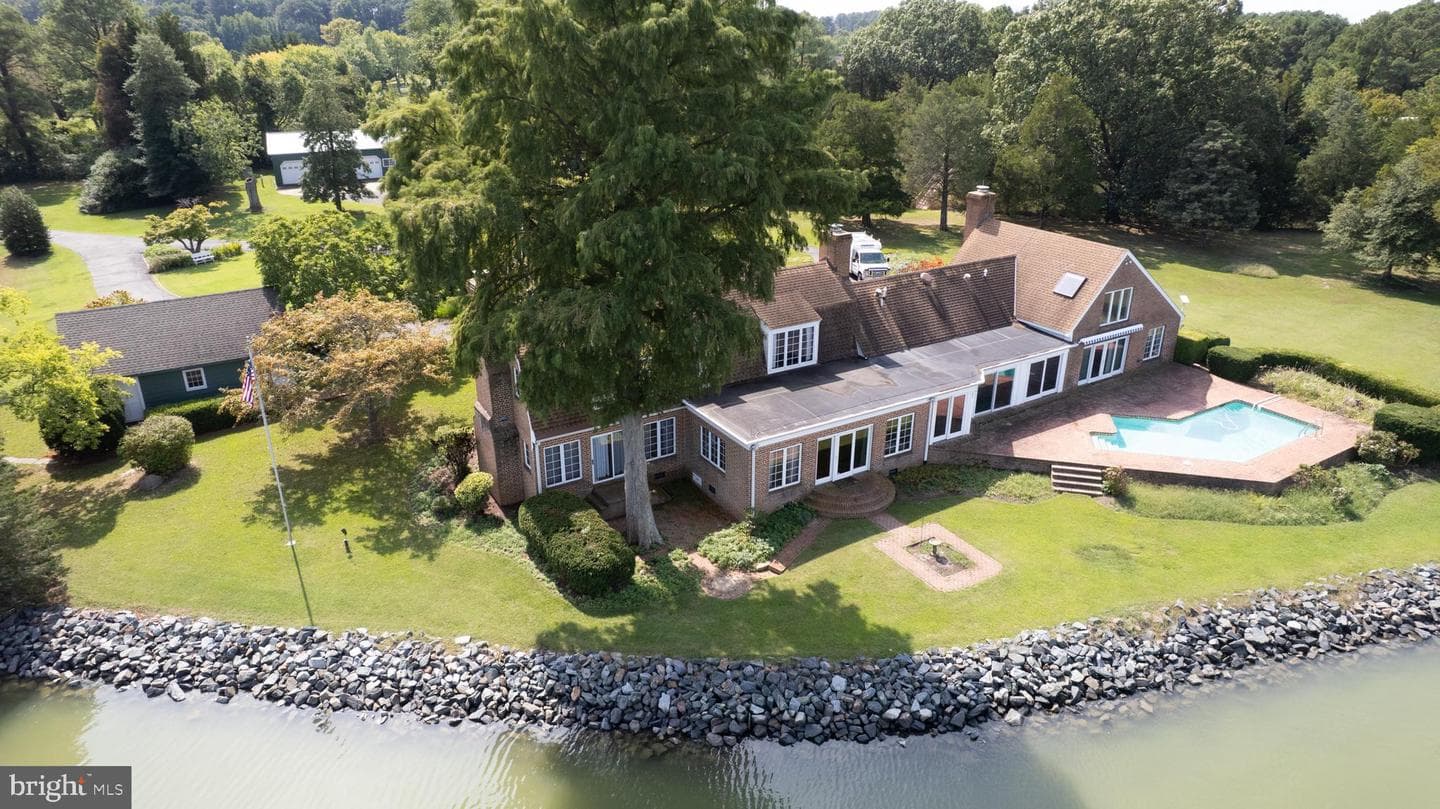 5499 Anderby Hall Road, Royal Oak
